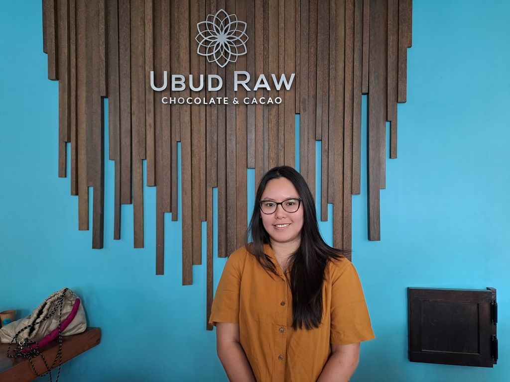 Salah satu pendiri Ubud Raw Chocolate and Cacao, Olivia Putri Prawiro, ditemui di gerainya, Ubud, Gianyar, Bali, Jumat (29/12/2023).