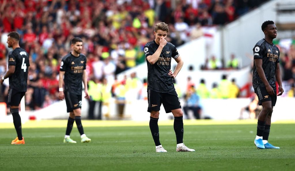 Ekspresi kekecewaan para pemain Arsenal, seperti Martin Odegaard (kedua kanan), seusai ditundukkan Nottingham Forest, 0-1, pada laga Liga Inggris di Stadion The City Ground di Nottingham, Sabtu (20/5/2023) malam. Kemenangan itu membuat Forest memastikan terhindar dari degradasi sekaligus membuat Manchester City juara Liga Inggris.