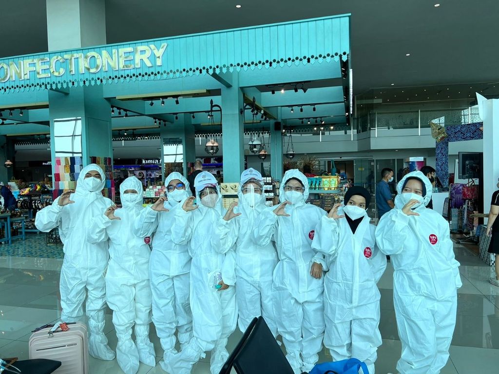  Dengan memakai baju alat pelindung diri (APD), sebanyak 124 mahasiswa Indonesia bertolak ke China untuk melanjutkan perkuliahan. Sebelum terbang, mereka berfoto bersama di Bandar Udara Internasional Soekarno-Hatta, Tangerang, Rabu (7/9/2022).