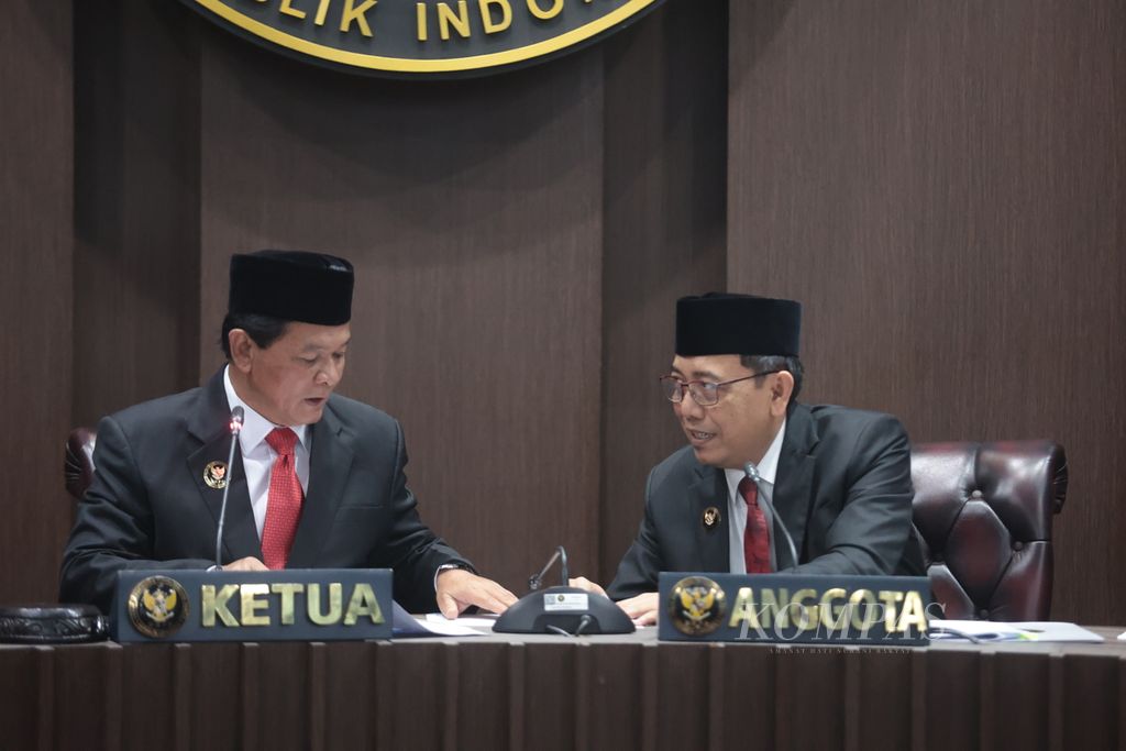 Chairman of the Honor Council for Election Organizers (DKPP) Heddy Lugito (left) accompanied by DKPP member Dewa Kade Wiarsa Raka Sandi while leading a hearing on the verdict of alleged ethical violations related to the manipulation of factual verification results of political parties, in Jakarta, Monday (4/3/2023).