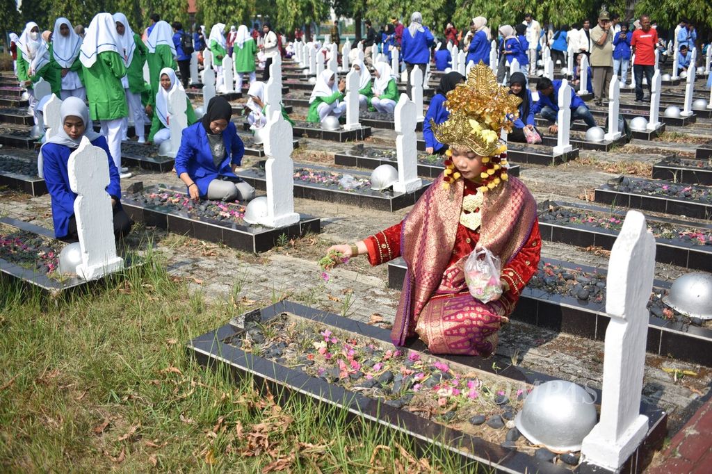 Mahasiswa di Palembang berziarah dan menabur bunga di Taman Makam Kstria Ksetra Siguntang Palembang, Sumatera Selatan, Sabtu (28/10/2023). 