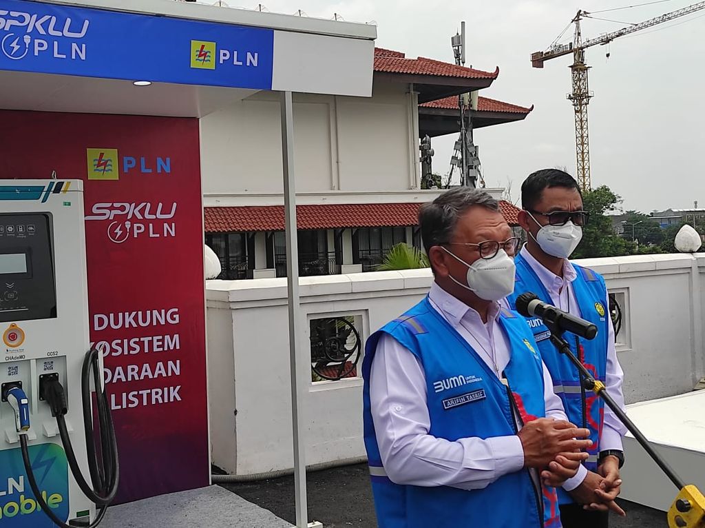 Menteri ESDM Arifin Tasrif dan Direktur Utama PLN Darmawan Prasodjo usai melakukan konvoi motor hasil konversi bensin ke listrik, Rabu (23/3/2022), di Hotel Sheraton Mustika Yogyakarta.