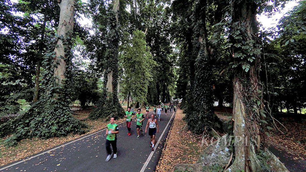 Masyarakat berolahraga dengan mengikuti lomba lari memeriahkan 200 tahun Kebun Raya Bogor, Jawa Barat, Minggu (21/5). Olahraga merupakan aktivitas fisik yang dapat meningkatkan kualitas hidup dan mengurangi risiko sakit. 