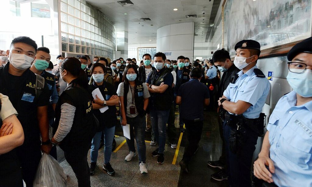 Personel kepolisian berada di kantor <i>Apple Daily</i> dan Next Media untuk melakukan pemeriksaan terkait penangkapan taipan media Hong Kong, Jimmy Lai, Senin (10/8/2020). 