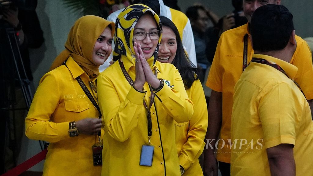 The Chairperson of the Central Leadership of the Golkar Party Women's Unity Unit, Airin Rachmi Diany, also joined the entourage led by the Secretary General of the Golkar Party, Lodewijk Freidich Paulus, in visiting the General Elections Commission (KPU) office in Jakarta on Sunday (14/5/2023).