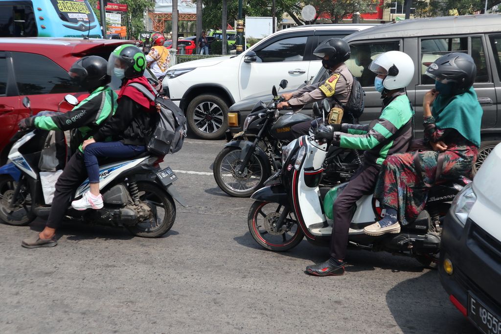 Kendaraan berpelat nomor wilayah Jakarta melintas di jalur pantura Cirebon, Jawa Barat, Rabu (5/5/2021). Sejumlah pengendara mulai mudik sebelum larangan mudik oleh pemerintah pada 6-17 Mei.