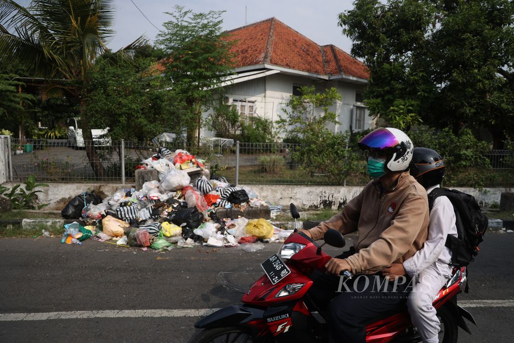 Sampah menumpuk di tepi jalan di kawasan Kotabaru, Yogyakarta, Senin (24/7/2023). Penumpukan sampah itu merupakan dampak dari penutupan Tempat Pemrosesan Akhir (TPA) Regional Piyungan, Kabupaten Bantul, Daerah Istimewa Yogyakarta. 