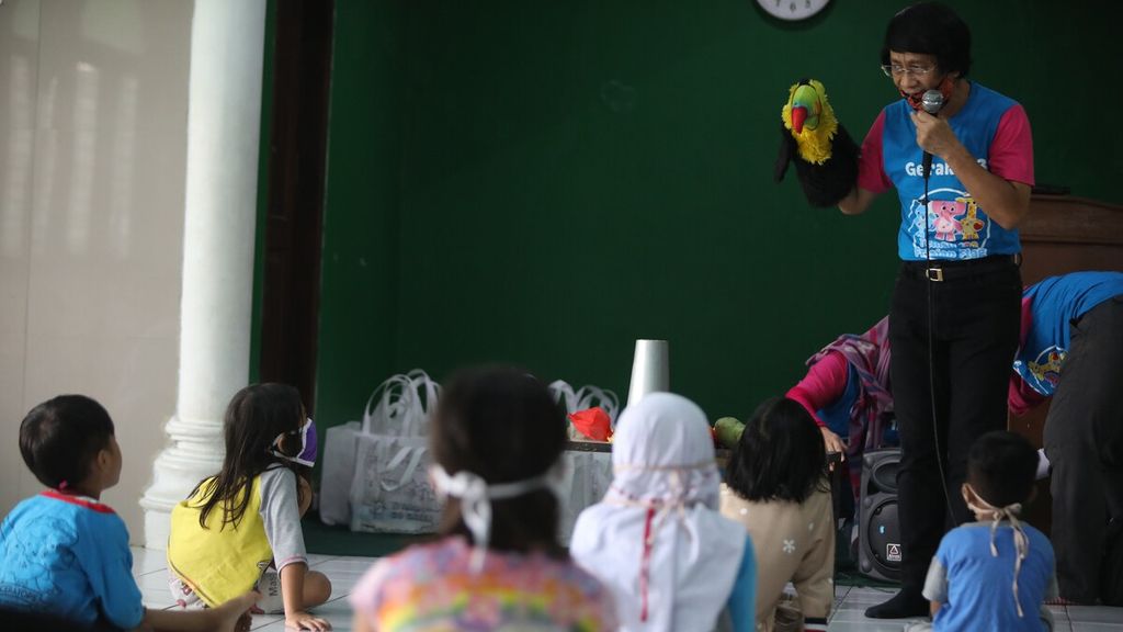 Seto Mulyadi (akrab dipanggil Kak Seto) selaku Ketua Lembaga Perlindungan Anak Indonesia (LPAI) memberikan motivasi melalui dongeng kepada anak-anak jalanan siswa Sekolah Master di Depok, Jawa Barat, Senin (18/5/2020). Kegiatan ini bertujuan untuk memotivasi anak-anak marginal agar tetap semangat dan gembira belajar saat pandemi Covid-19.