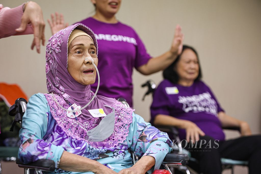 Orang dengan demensia bernyanyi dan berjoget bersama pengasuh dan kru Alzheimer Indonesia di Alzi Academy &amp; Healthy Aging Center, Universitas Atma Jaya Jakarta, Jumat (30/8/2024). 