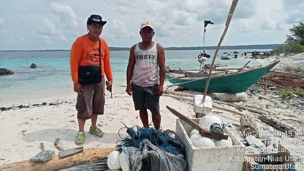 Nelayan tidak bisa melaut karena gumpalan aspal tersangkut di alat tangkap nelayan di Kabupaten Nias Utara, Sumatera Utara, Rabu (1/3/2023). Sudah tiga pekan tanker yang kandas menumpahkan muatan 1.900 ton aspal di Nias Utara sehingga merusak ekosistem laut.