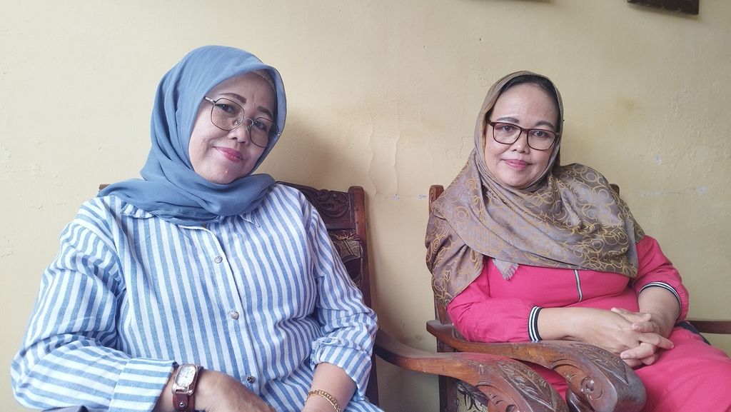 Rita Nurul (kanan) dan Rika Nurul (kiri), tetangga Duloh, menceritakan kepribadian Duloh dan Wowon selama tinggal di Desa Gunungsari, Kecamatan Ciranjang, Cianjur, Jawa Barat, Jumat (20/1/2023).
