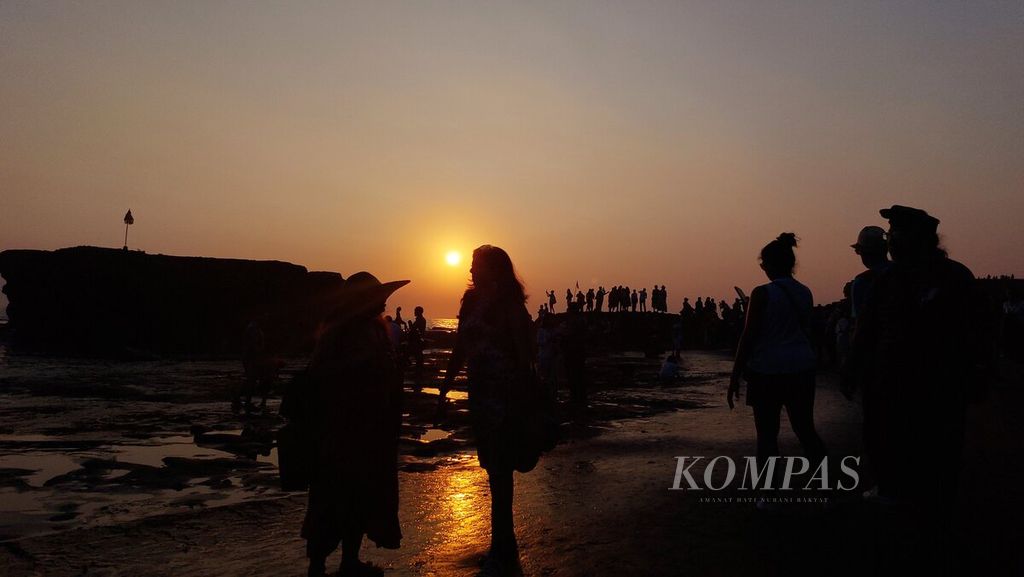 Panorama saat matahari tenggelam di Tanah Lot, Tabanan, Bali, Minggu (25/6/2023). Bali masih menjadi tujuan favorit pariwisata di Indonesia baik oleh wisatawan domestik maupun mancanegara.