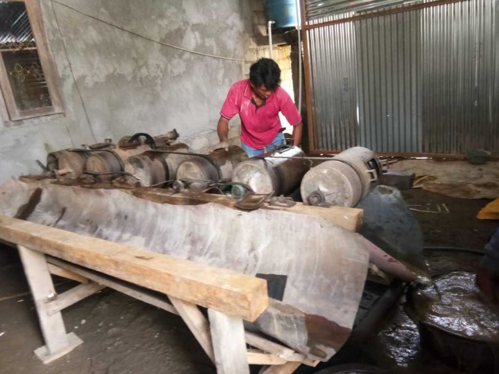Tempat pengolahan emas menggunakan mesin tromol yang beroperasi di sekitar lokasi tambang emas liar Gunung Botak, Pulau Buru, Maluku, digerebek polisi pada Kamis (4/4/2019). Pengolahan cara tersebut menggunakan merkuri.