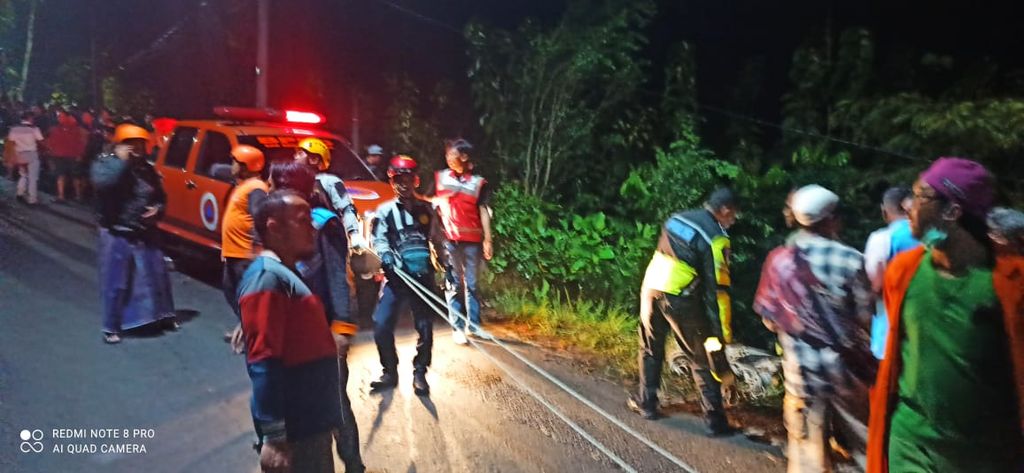 Tim gabungan berusaha mengevakuasi truk yang mengalami kecelakaan tunggal di Ketileng, Mandiraja, Banjarnegara, Jawa Tengah, Sabtu (8/7/2023) malam.