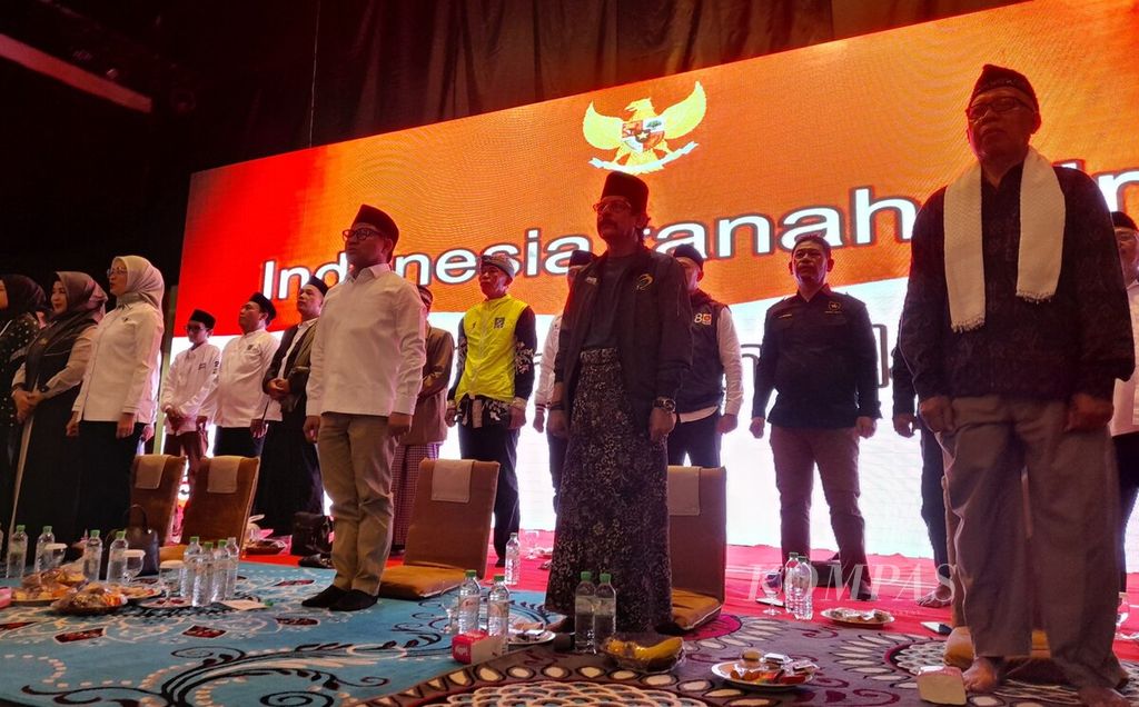 Calon wakil presiden nomor urut 1, Abdul Muhaimin Iskandar (ketiga, kanan) ketika menghadiri acara silaturahmi dan konsolidasi sukarelawan Bali Satu Suara (Basra) Amin di Kuta, Kabupaten Badung, Bali, Jumat (26/1/2024).
