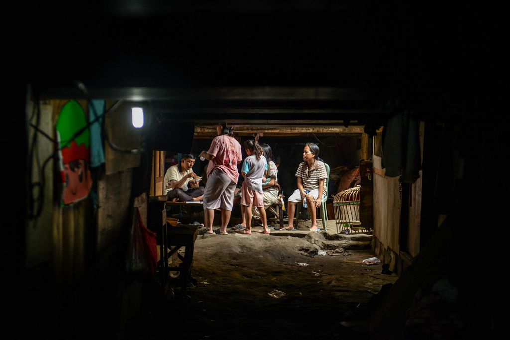 Aktivitas warga yang tinggal di permukiman di bawah Jalan Tol Dalam Kota Cawang-Tomang-Pluit, Jelambar Baru, Jakarta Barat, Senin (19/6/2023). Permukiman yang berada di bawah jalan tol itu sudah ada sekitar delapan tahun yang lalu.