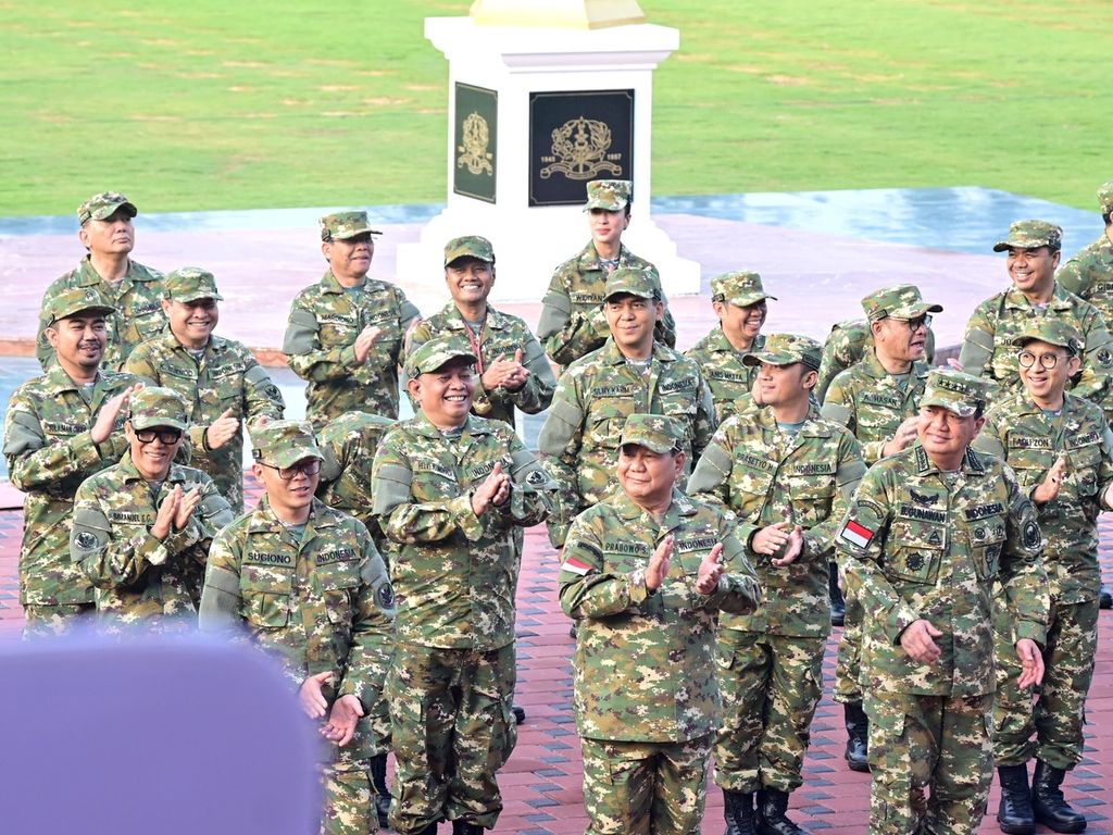 Presiden Prabowo Subianto bersama anggota Kabinet Merah Putih mengikuti kegiatan latihan baris-berbaris saat Retret Kabinet Merah Putih di Akademi Militer, Magelang, Jawa Tengah, Sabtu (26/10/2024).