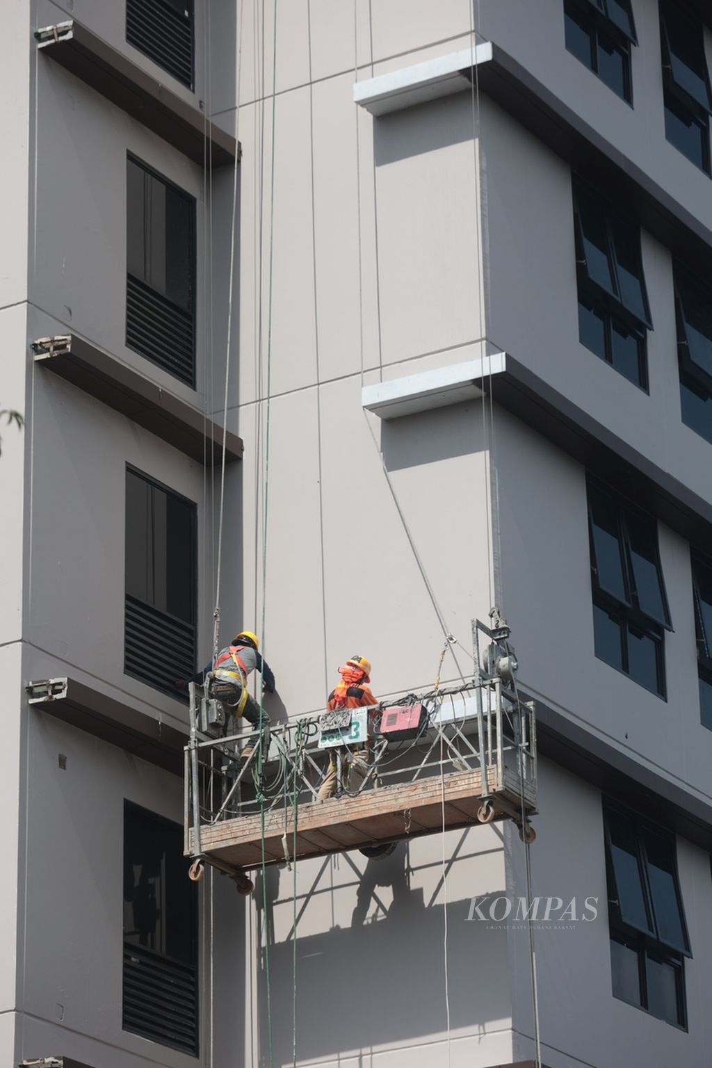 Workers hanging around to complete the final work on the construction of a new apartment in the Pondok Cabe area, South Tangerang, Banten, Monday (9/1/2023).