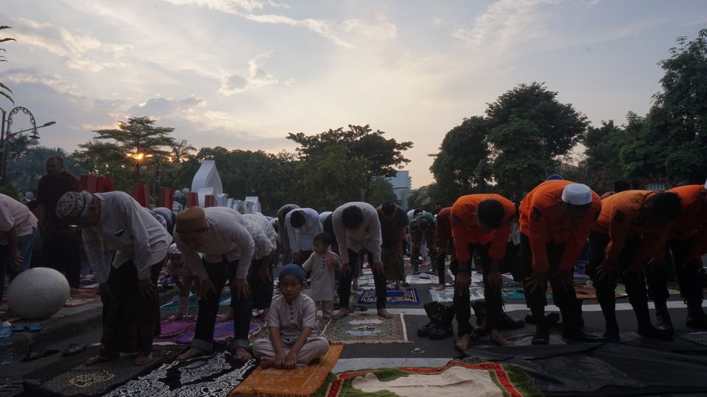 Suasana shalat Idul Fitri 1 Syawal 1444 Hijriah di Taman Surya Balai Kota Surabaya, Jawa Timur, Sabtu (22/4/2023). Sekitar 5.000 jiwa warga dan aparatur Pemerintah Kota Surabaya mengikuti shalat Id di Taman Surya yang merupakan satu di antara 200 lokasi shalat Idul Fitri 2023.