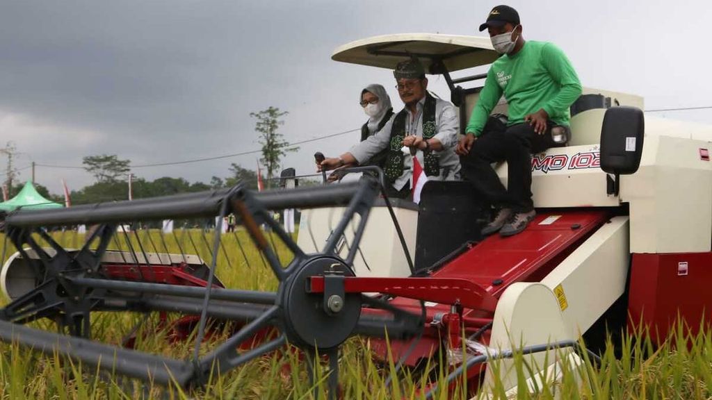 Menteri Pertanian Syahrul Yasin Limpo tengah memanen padi yang dikembangkan dengan aplikasi biosaka di Desa Tegalrejo, Kecamatan Selopuro, Kabupaten Blitar, Jawa Timur, Kamis (10/11/2022)