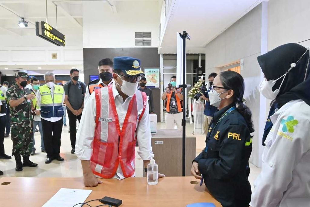 Menteri Perhubungan Budi Karya Sumadi (tengah) bertanya kepada petugas saat meninjau Bandara Halim Perdanakusuma, Jakarta, Sabtu (10/9/2022). Berbagai kesiapan bandara ini dicek untuk menjadi salah satu bandara yang melayani delegasi Presidensi G20. 