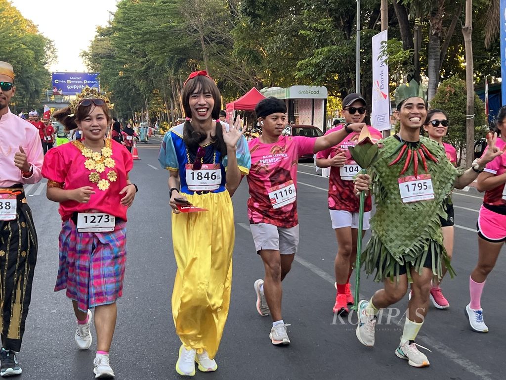 Sejumlah pelari mengenakan kostum unik dalam ajang lari Bank Jateng Friendship Run yang digelar di Makassar, Minggu (20/8/2023). 