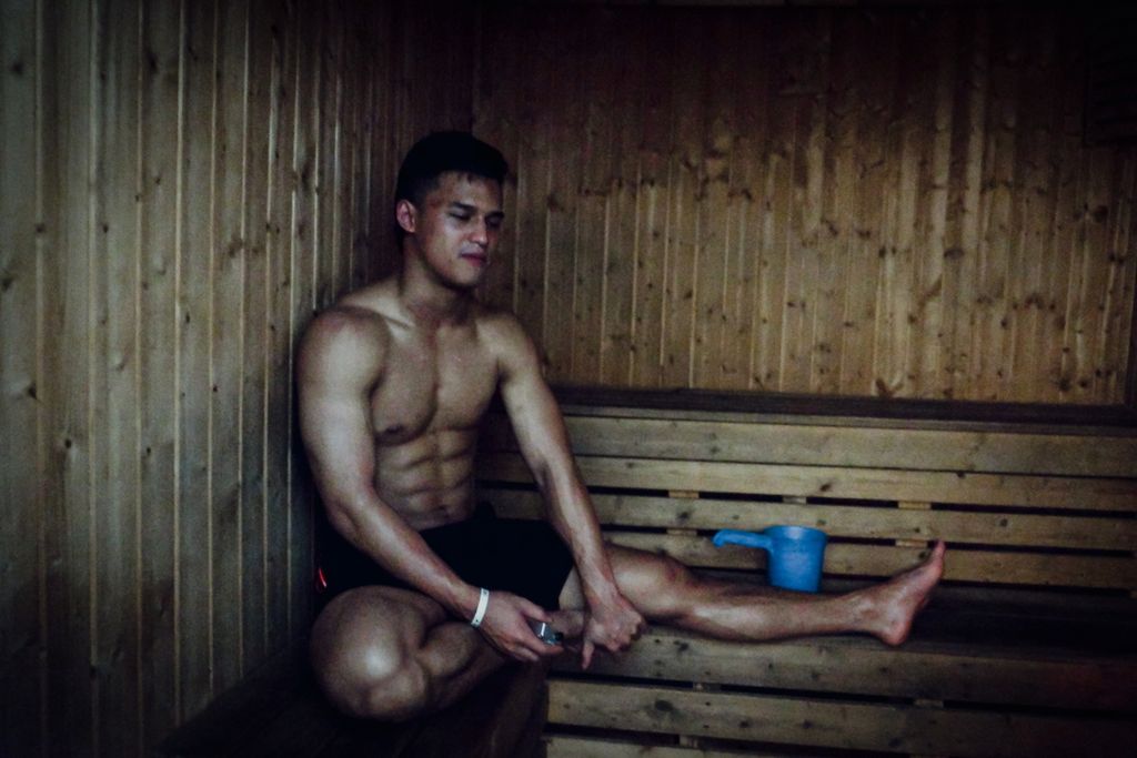 Lifter Indonesia, Rizki Juniansyah, melakukan sauna di Mess Kwini, Jakarta, pada Jumat (24/5/2024). Dalam persiapan untuk Olimpiade Paris 2024, Rizki menjalani sauna setiap habis latihan pada malam hari. Rizki menghabiskan waktu setidaknya setengah jam di ruangan berukuran 2 x 2 meter itu.