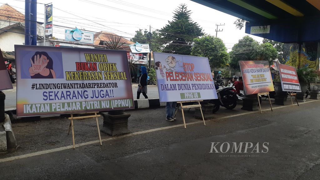 Baliho dukungan kepada para korban dan pengadilan dalam sidang putusan kasus dugaan kekerasan seksual di sekolah SPI Kota Batu digelar pada Rabu (7/9/2022), di Pengadilan Negeri Malang. 