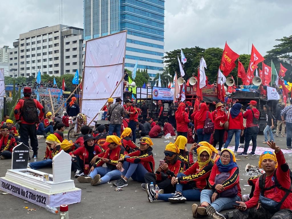 Sejumlah buruh dan mahasiswa berdemonstrasi menolak Perppu Cipta Kerja di depan Gedung DPR/MPR, Jakarta, Selasa (14/3/2023).