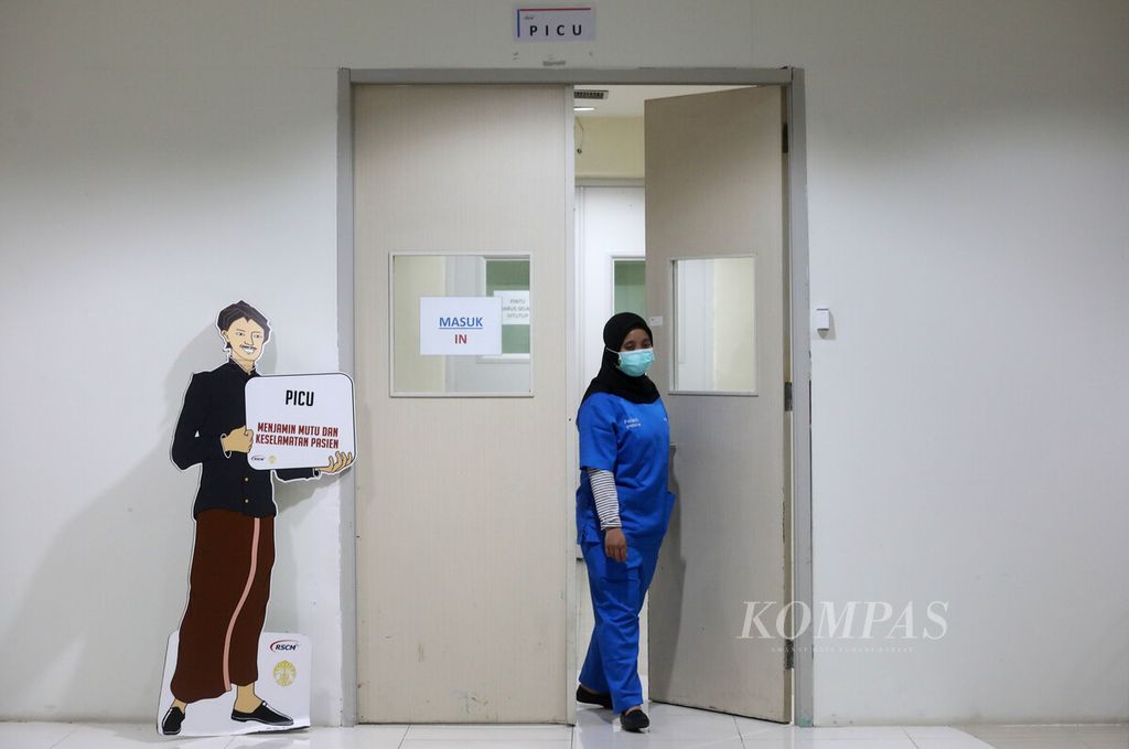 Perawat berjalan keluar dari ruangan Unit Perawatan Intensif Anak/Pediatric Intensive Care Unit (PICU) di Pusat Kesehatan Ibu dan Anak (PKIA) Kiara RSUP Dr Cipto Mangunkusumo, Jakarta, Jumat (21/10/2022). 
