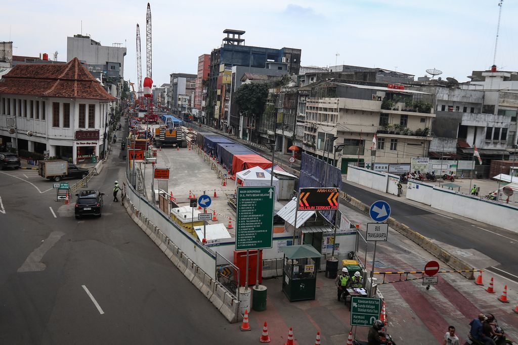 Suasana proyek MRT Jakarta fase 2A paket kontrak (CP) 203 di Jalan Pintu Besar Selatan, Jakarta Barat, Senin (19/12/2022). Per 25 November 2022, kemajuan pekerjaan konstruksi CP 203 telah mencapai sekitar 19,8 persen. 