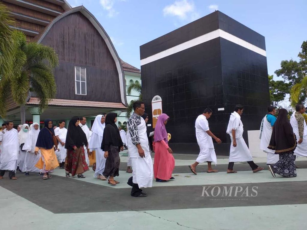 Para jemaah calon haji asal Kabupaten Lombok Utara, Nusa Tenggara Barat, Kamis (27/6/2019), berlatih melakukan tawaf (mengelilingi) Kabah, dalam manasik haji di Asrama Haji NTB.