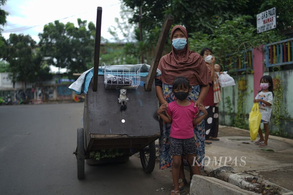 Yanti (32) accompanied her child, Dea (5), a student of PAUD Mawar Sandi Manggarai, Jakarta, who came to collect donations from the Foodbank of Indonesia (FOI) Kitchen on Thursday (28/4/2022) afternoon. The PAUD Mawar Sandi Manggarai teachers are members of the FOI Kitchen Food volunteers, who will process the donated food ingredients and distribute them.