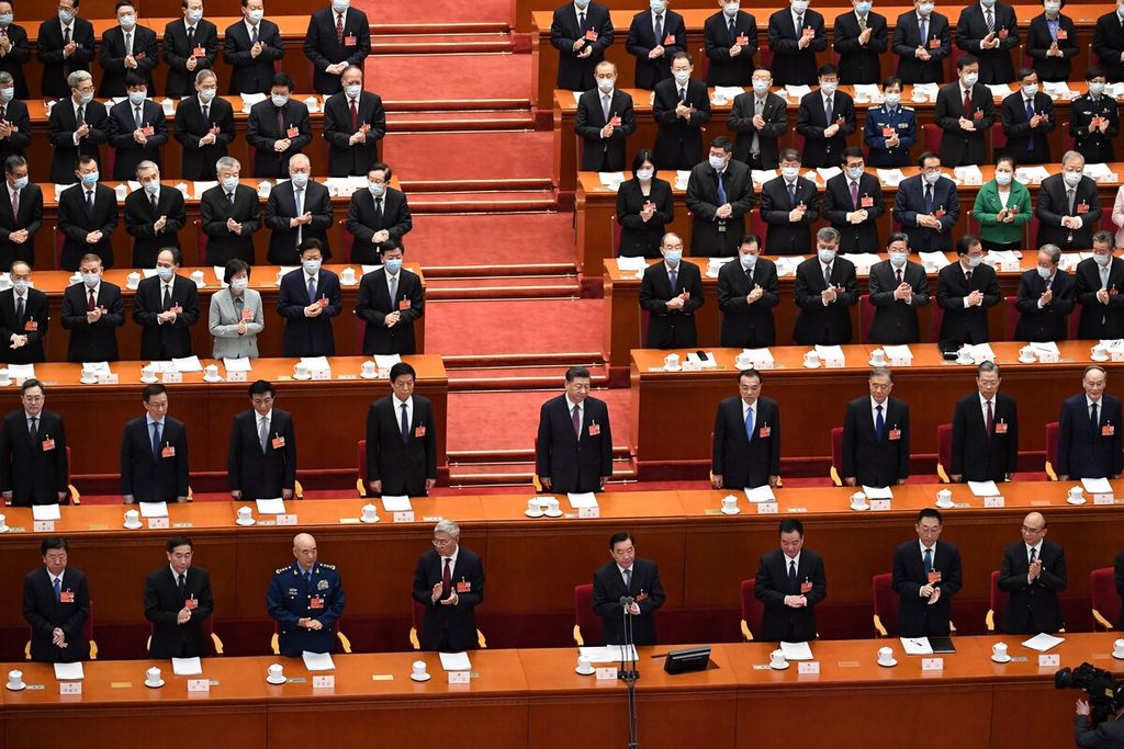 Presiden China Xi Jinping (tengah) menghadiri sidang pleno kedua Kongres Rakyat Nasional (NPC) di Balai Agung Rakyat, di Beijing, Selasa (8/3/2022). 