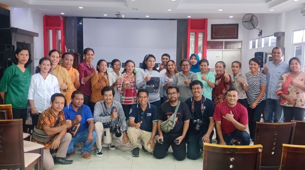 Foto bersama perwakilan para guru honorer lulus PG 2021 dengan anggota Komisi X DPR dari Fraksi Demokrat, Anita Yocoba Gah, di Kupang, NTT, Sabtu (25/2/2023).