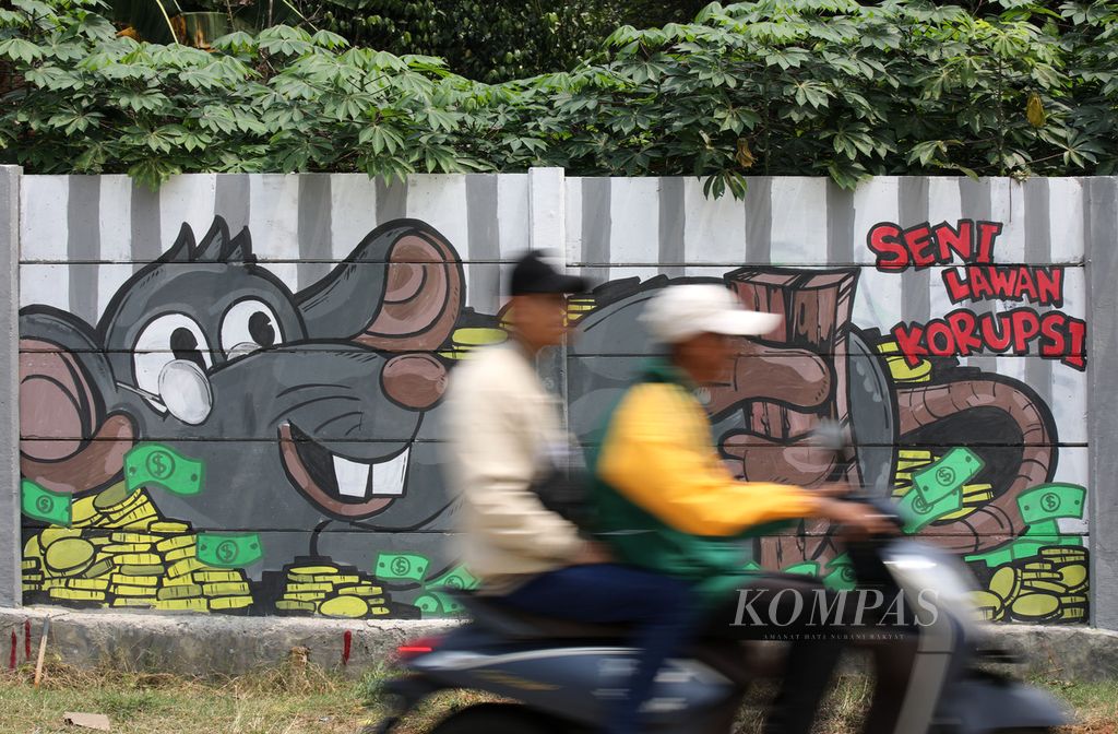 Suara dan keinginan masyarakat agar korupsi bisa diberantas tecermin dalam mural yang menghiasi tembok di Kecamatan Setu, Kota Tangerang Selatan, Banten, Minggu (27/8/2023). Meski sudah dinyatakan sebagai kejahatan yang luar biasa, nyatanya praktik korupsi masih banyak terjadi.