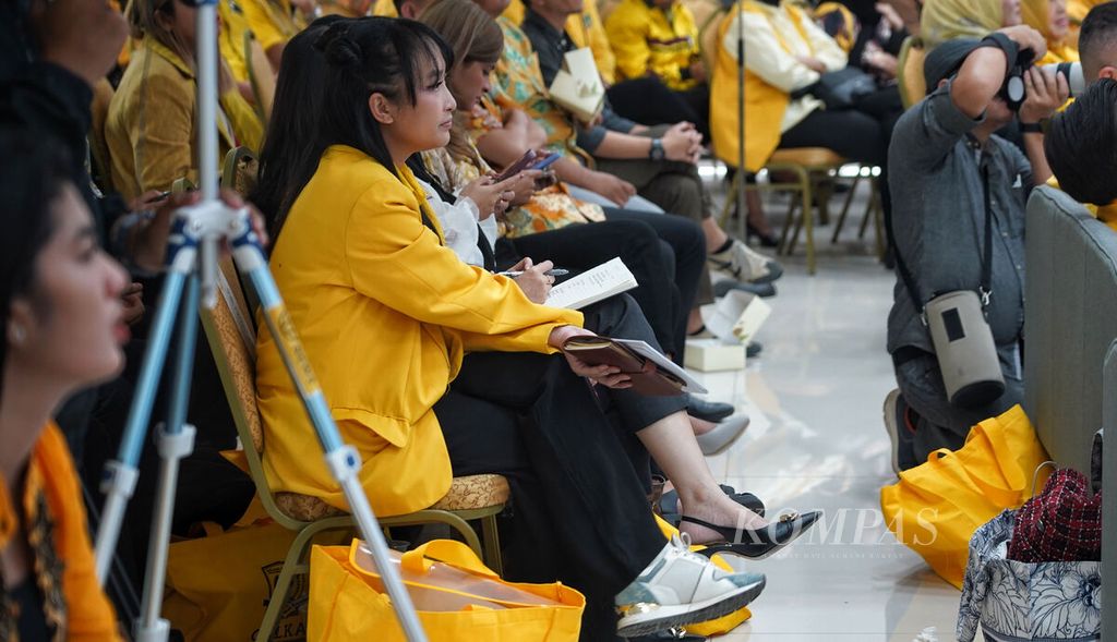 Para kader Partai Golkar ketika mengikuti kuliah umum yang disampaikan Wakil Ketua Umum Golkar Ridwan Kamil dengan tema Kepemimpinan Transformatif yang Berbasis Karya di Kantor DPP Partai Golkar, Jakarta, Senin (13/3/2023). 