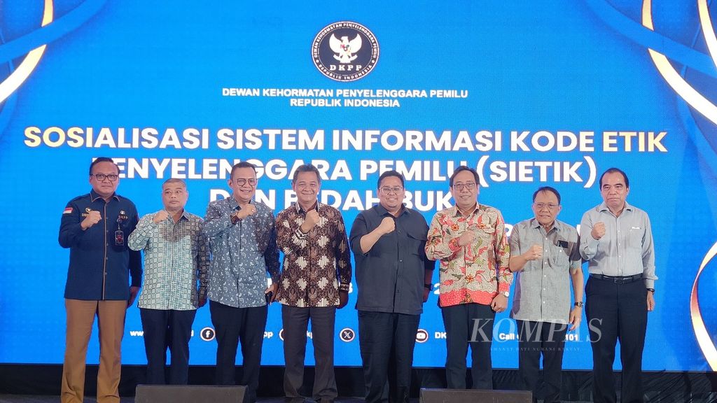 Ketua Dewan Kehormatan Penyelenggara Pemilu (DKPP) Heddy Lugito (empat dari kiri) dan Ketua Badan Pengawas Pemilu (Bawaslu) Rahmat Bagja (empat dari kanan) berfoto bersama dalam agenda Sosialisasi Sistem Informasi Kode Etik Penyelenggara Pemilu (Sietik) di Jakarta, Senin (18/12/2023).