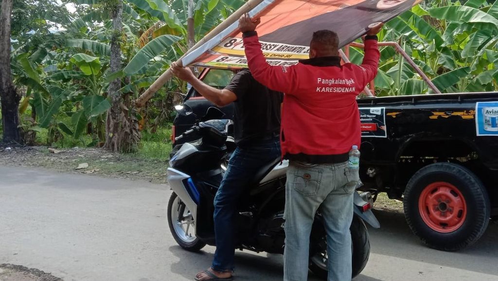 Petugas dari jajaran Bawaslu Banyumas menertibkan alat peraga kampanye di Banyumas, Jawa Tengah, Sabtu (16/12/2023).