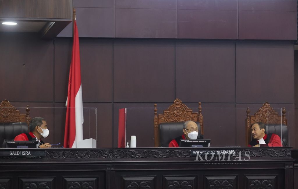Hakim Mahkamah Konstitusi (MK) (kiri ke kanan) Saldi Isra, Wahiduddin Adams, dan Suhartoyo mengiktui sidang putusan uji materi Undang-Undang (UU) Nomor 35 Tahun 2009 tentang Narkotika terhadap UUD 1945 di Mahkamah Konstitusi, Jakarta, Rabu (20/7/2022). 