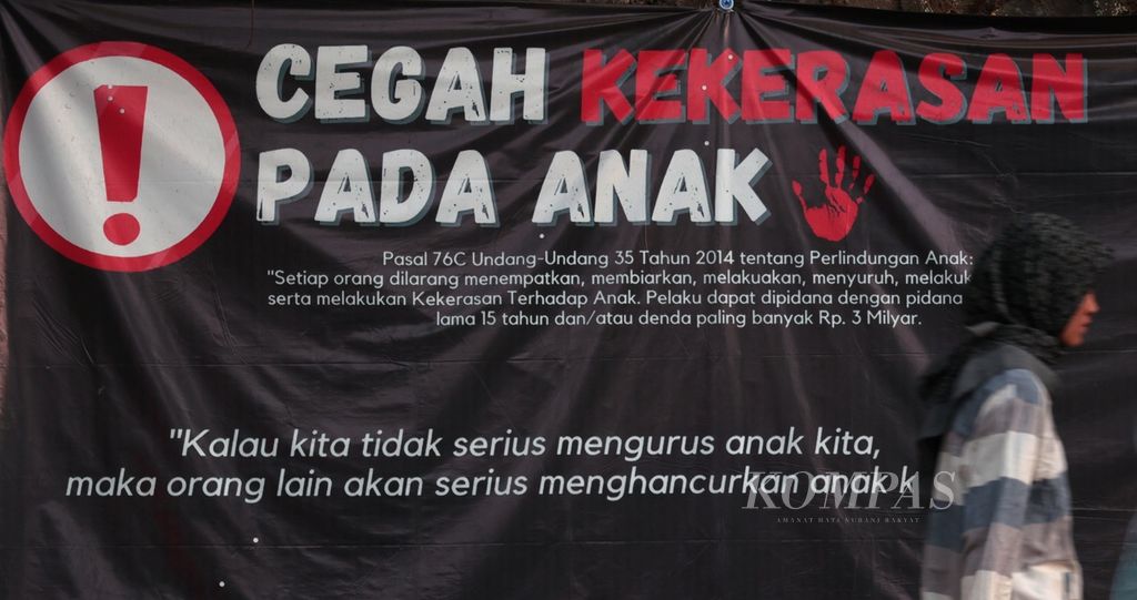 Warga melintas di dekat spanduk kampanye antikekerasan pada anak di kawasan Bojongsari, Depok, Jawa Barat, Minggu (29/10/2023). Komisi Perlindungan Anak Indonesia (KPAI) mencatat, pada Januari-Agustus 2023, data pelanggaran terhadap perlindungan anak yang masuk ke KPAI mencapai 2.355 kasus. 