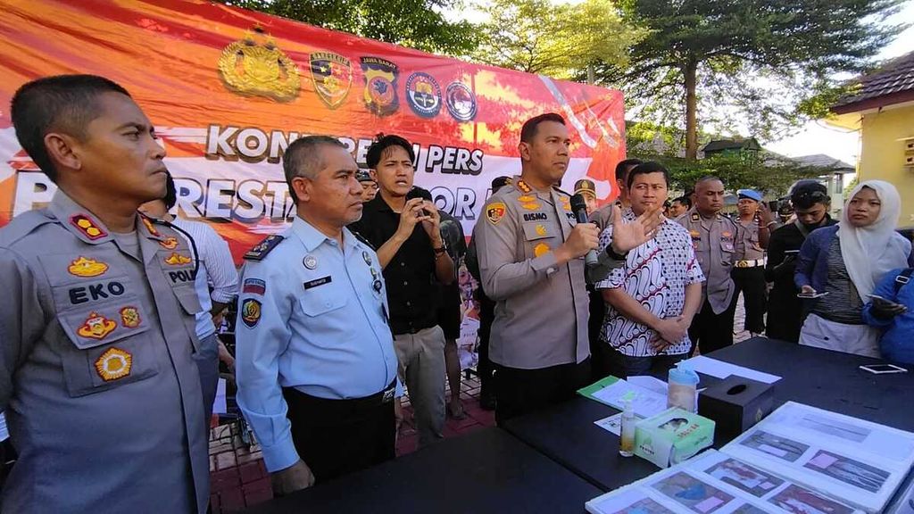 Kepala Kepolisian Resor Bogor Komisaris Besar Bismo Teguh Prakoso (tengah), saat memberikan keterangan pers terkait penangkapan ASR (17), pelaku utama pembacokan kepada AS (16), Jumat (12/5/2023).
