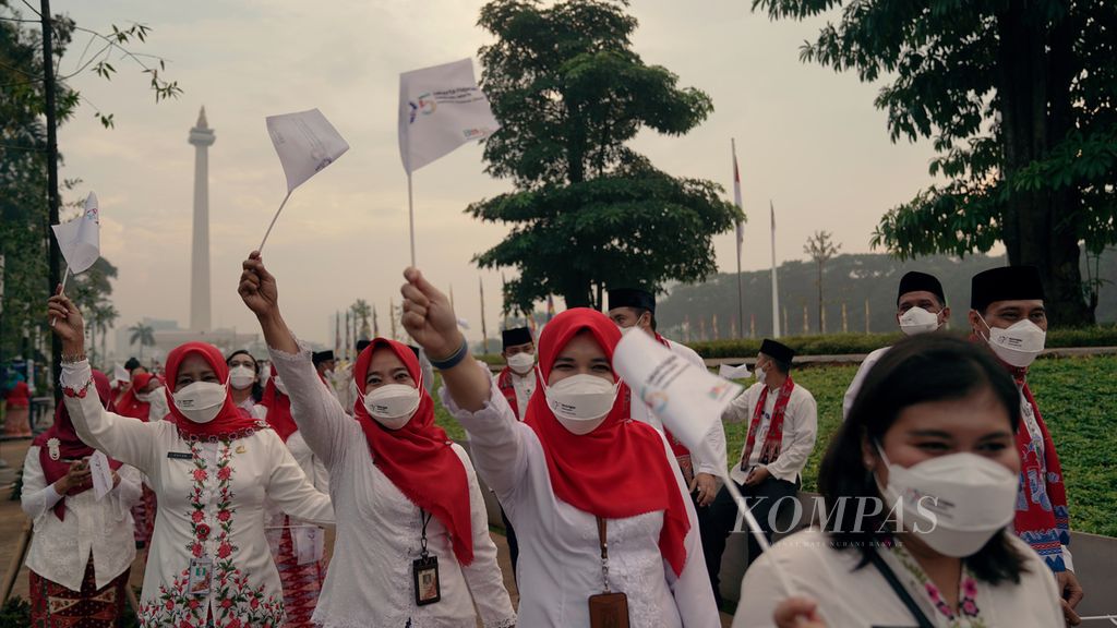 Aparatur sipil negara  bersiap mengikuti upacara HUT Ke-495 DKI Jakarta di sisi selatan Monumen Nasional, Jakarta Pusat, Rabu (22/6/2022). 
