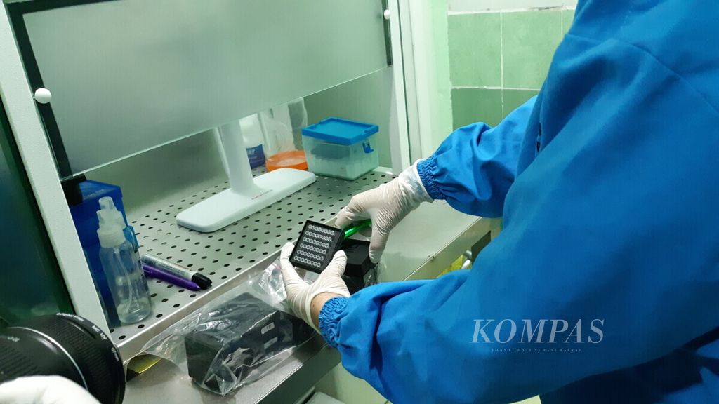 Petugas laboratorium sedang menyelesaikan proses analisis sampel tes PCR di Rumah Sakit Ibnu Sina, Kabupaten Gresik, Jawa Timur, Senin (2/11/2020). 