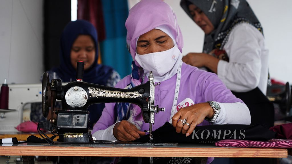 Suasana produksi sejumlah ibu-ibu di Kampung Perca, Gang Raden Alibasyah, Sindangsari, Kota Bogor, Jawa Barat, Kamis (17/3/2022). Kampung Perca menjadi bentuk lain pemberdayaan dengan memberikan peluang gerak perekonomian warganya. Semenjak diresmikan pada akhir 2021, jumlah warga yang terdampak gerak ekonominya pun bertambah. Bahkan, mereka mulai membuka pelatihan untuk warga sekitar kampung mereka yang masih dalam satu lingkup di wilayah Kelurahan Sindangsari.