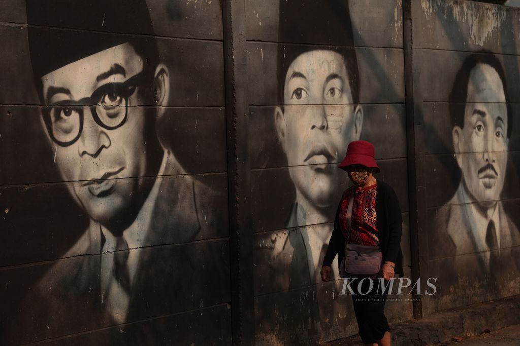 Deretan mural pahlawan nasional tergambar di dinding kawasan Cipondoh, Tangerang, Banten, Kamis (3/8/2023). 