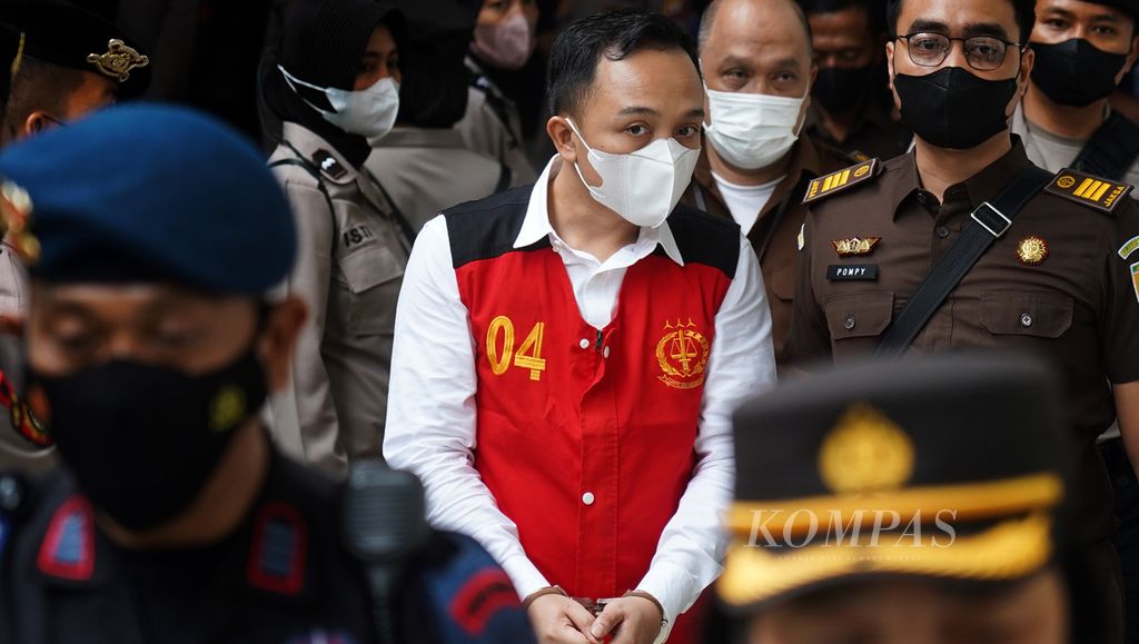 Ricky Rizal, terdakwa atas kasus pembunuhan Brigadir Nofriansyah Hutabarat, berjalan menuju ruang sidang di Pengadilan Negeri Kelas IA Jakarta Selatan, Jakarta, untuk mengikuti sidang putusan sela, Rabu (26/10/2022).