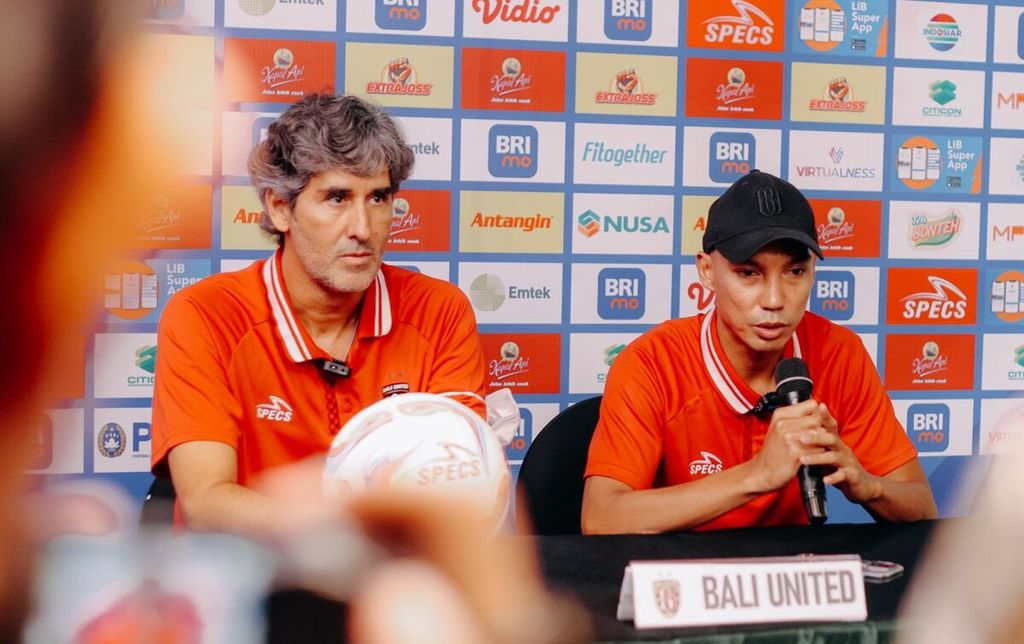 Dokumentasi Bali United menampilkan pemain Bali United ,Novri Setiawan (kanan), bersama Pelatih Bali United Alessandro Stefano Cugurra Rodrigues dalam jumpa pers di Surabaya, Selasa (23/4/2024).