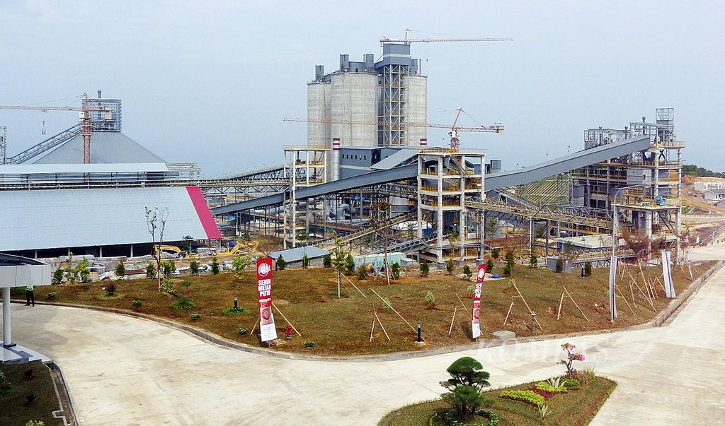 Pabrik Semen Merah Putih di Desa Darmasari, Kecamatan Bayah, Kabupaten Lebak, Banten. Foto diambil Juni 2015.