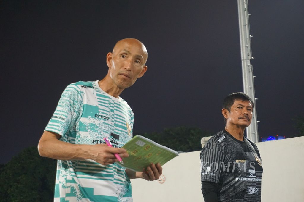 The coach of Indonesia's women's national football team, Satoru Mochizuki (left), and PSSI Technical Director, Indra Sjafri, are monitoring the abilities of the players participating in the U-17 national team selection at Field A of Gelora Bung Karno, Senayan, Jakarta, on Wednesday evening (3/28/2024).